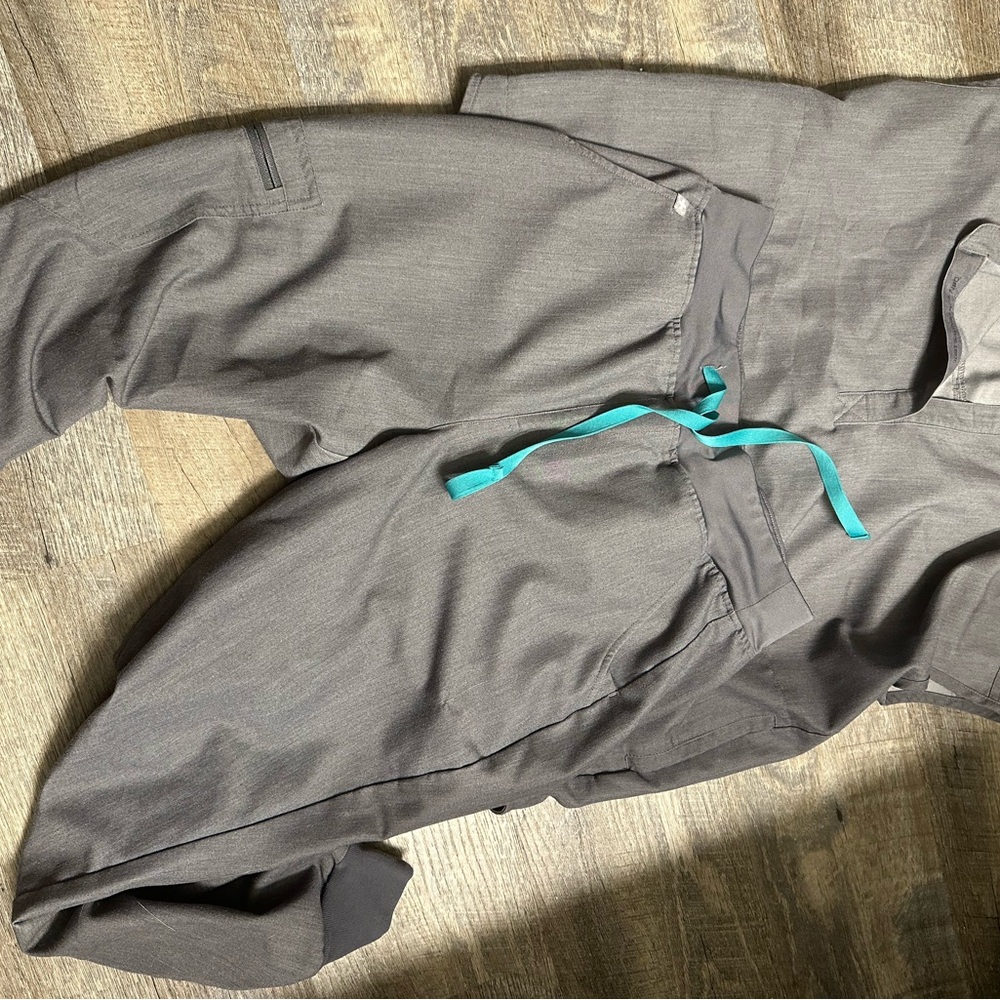 Woman’s Figs joggers scrub set